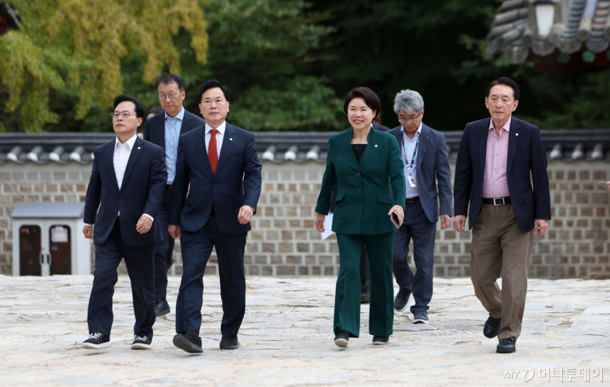 [서울=뉴시스] 김선웅 기자 = 국민의힘 소속 국회 문화체육관광위원회 조은희 간사 및 위원들이 15일 서울 종로구 종묘에서 국정감사 현장 시찰을 하고 있다. 2026.10.15. mangusta@newsis.com /사진=김선웅