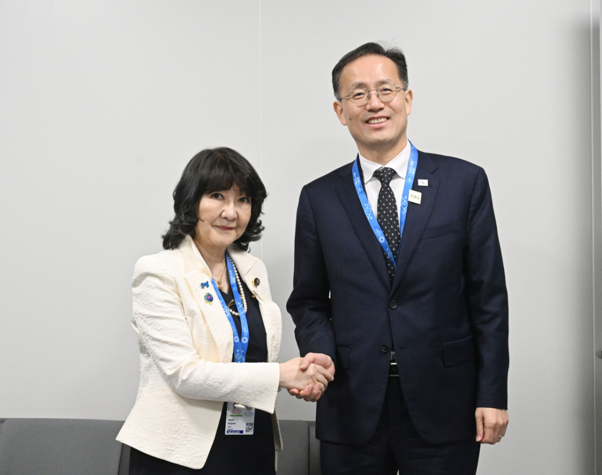 Deputy Prime Minister and Minister of Economy and Finance Lee Hyung-il shakes hands with Japanese Finance Minister Katayama Satsuki before their meeting at the Queen Sirikit National Convention Center (QSNCC) in Bangkok, Thailand, on October 15 (local time). /Photo=Ministry of Economy and Finance