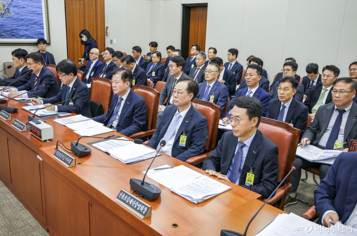 [서울=뉴시스] 정병혁 기자 = 15일 서울 여의도 국회에서 열린 산업통상자원중소벤처기업위원회의 중소벤처기업진흥공단 등에 대한 국정감사에서 피감기관 증인들이 자리에 앉아 있다. 2026.10.15. jhope@newsis.com /사진=정병혁