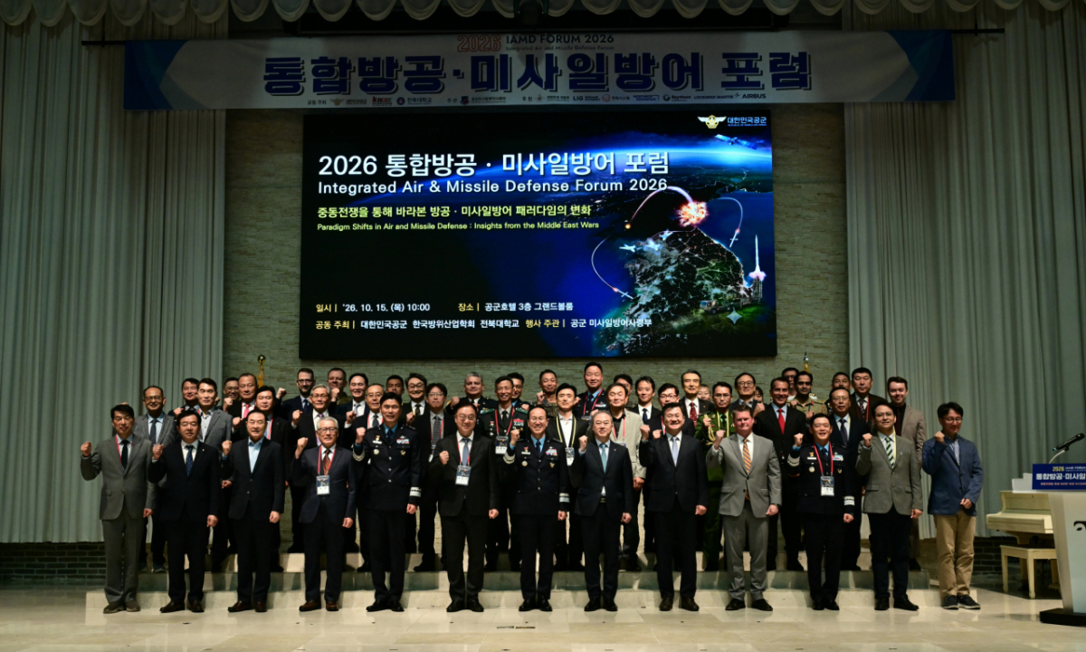 15일 서울 영등포구 공군호텔에서 열린 2026 통합방공 미사일방어 포럼에 참석한 주요내빈이 기념촬영하고 있다.(앞줄 왼쪽에서 7번째 손석락 공군참모총장)/사진제공=공군