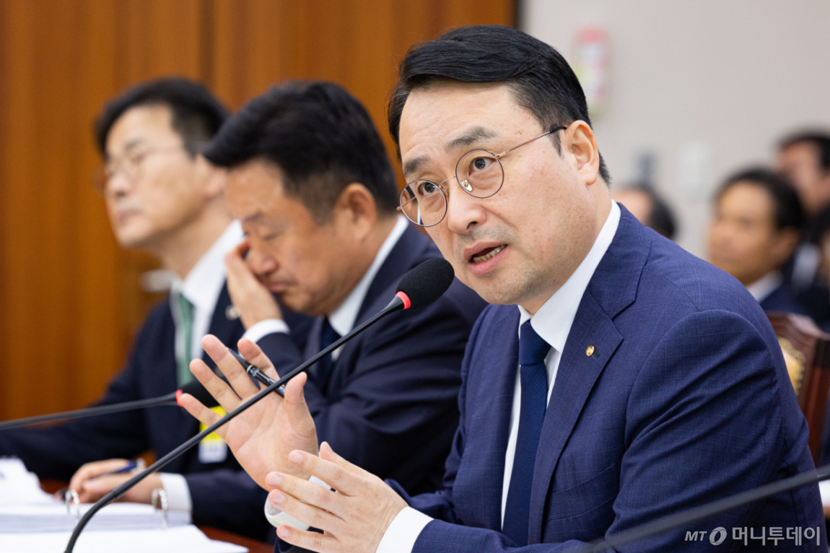 (서울=뉴스1) 유승관 기자 = 이헌욱 한국부동산원장이 15일 서울 여의도 국회에서 열린 국토교통위원회의 한국부동산원 등에 대한 국정감사에 출석해 의원 질의에 답하고 있다. 2026.10.15/뉴스1 Copyright © 뉴스1. All rights reserved. 무단 전재 및 재배포, AI학습 이용 금지. /사진=(서울=뉴스1) 유승관 기자