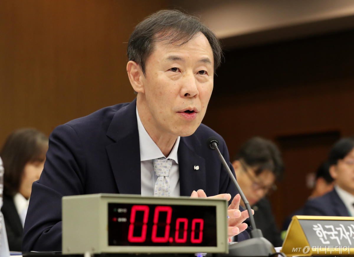 (부산=뉴스1) 윤일지 기자 = 정정훈 한국자산관리공사 사장이 15일 오후 부산 남구 부산국제금융센터(BIFC)에서 열린 국회 정무위원회의 한국자산관리공사, 한국주택금융공사, 신용보증기금에 대한 국정감사에서 의원 질의에 답변하고 있다. 2026.10.15/뉴스1 Copyright © 뉴스1. All rights reserved. 무단 전재 및 재배포, AI학습 이용 금지. /사진=(부산=뉴스1) 윤일지 기자