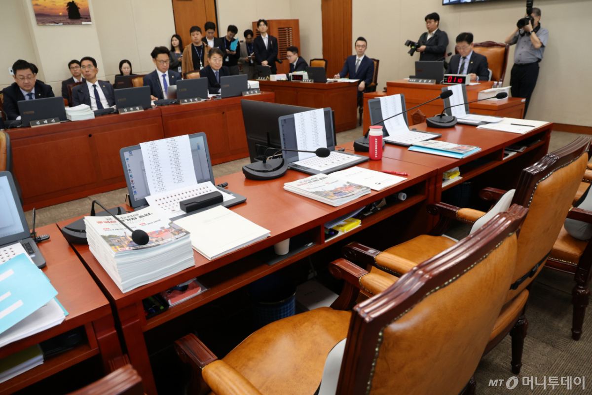 (서울=뉴스1) 황기선 기자 = 15일 서울 여의도 국회 기후에너지환경노동위원회에서 열린 중앙환경분쟁조정피해구제위원회 등에 대한 국정감사에서 국민의힘 의원 자리가 비어 있다. 이날 국민의힘은 남광우 한국환경산업기술원장의 발언 등에 항의하며 퇴장했다. 2026.10.15/뉴스1 Copyright © 뉴스1. All rights reserved. 무단 전재 및 재배포, AI학습 이용 금지. /사진=(서울=뉴스1) 황기선 기자