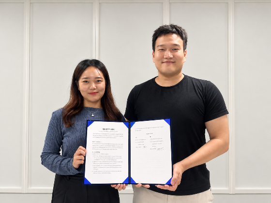김희영 포텐티보 랩 대표와 최성웅 삶 대표(사진 오른쪽)가 업무협약을 체결하고 기념사진을 찍고 있다/사진제공=삶