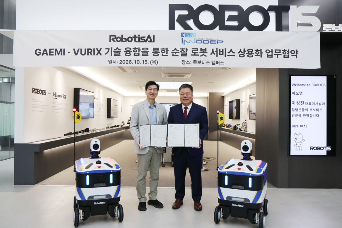 김병수 로보티즈AI 대표(왼쪽)와 이성진 이노뎁 대표(오른쪽)가 15일 로보티즈 Ai 본사에서 ‘순찰 로봇 서비스 상용화’를 위한 업무협약을 체결한 뒤 기념촬영을 하고 있다./사진제공=이노뎁