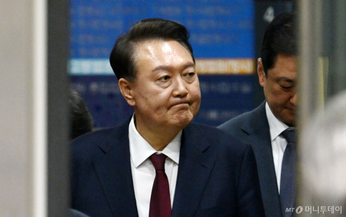 12·3 비상계엄 사태와 관련해 내란 우두머리 혐의 등으로 기소된 윤석열 전 대통령이 지난해 5월 서울 서초구 서울중앙지방법원에서 열린 3차 공판을 마친 뒤 법원을 나서고 있다. /사진=김창현 chmt@