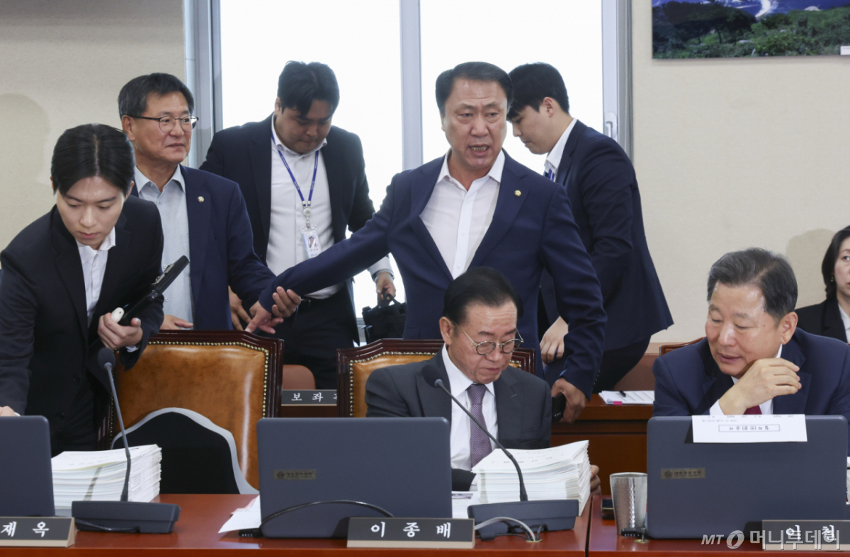 [서울=뉴시스] 김근수 기자 = 김위상 국민의힘 기후에너지환경노동위원회 의원을 비롯한 소속 의원들이 15일 오전 서울 여의도 국회에서 열린 기후에너지환경노동위원회 국정감사에서 한국환경산업보건기술원의 자료 미제출에 항의해 퇴장하고 있다. 2026.10.15. ks@newsis.com /사진=김근수