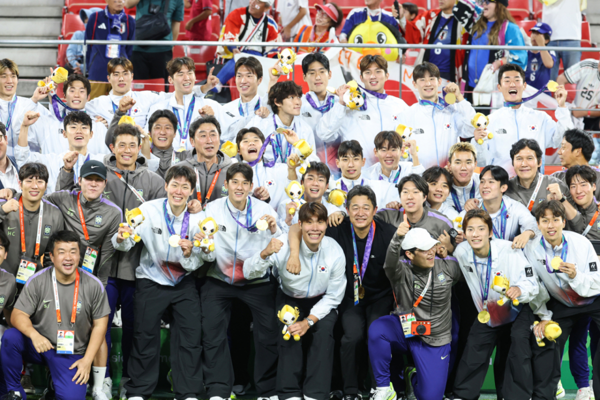 국민 10명 중 7명 이상이 예술·체육 분야 병역특례 제도를 축소하거나 폐지해야 한다고 생각하는 것으로 나타났다. 아시안게임 입상자에 대한 병역특례를 즉시 폐지하는 방안에도 응답자 절반 이상이 찬성했다. 사진은 참고 이미지로 금메달을 획득한 남자 축구 대표팀. /사진=뉴스1