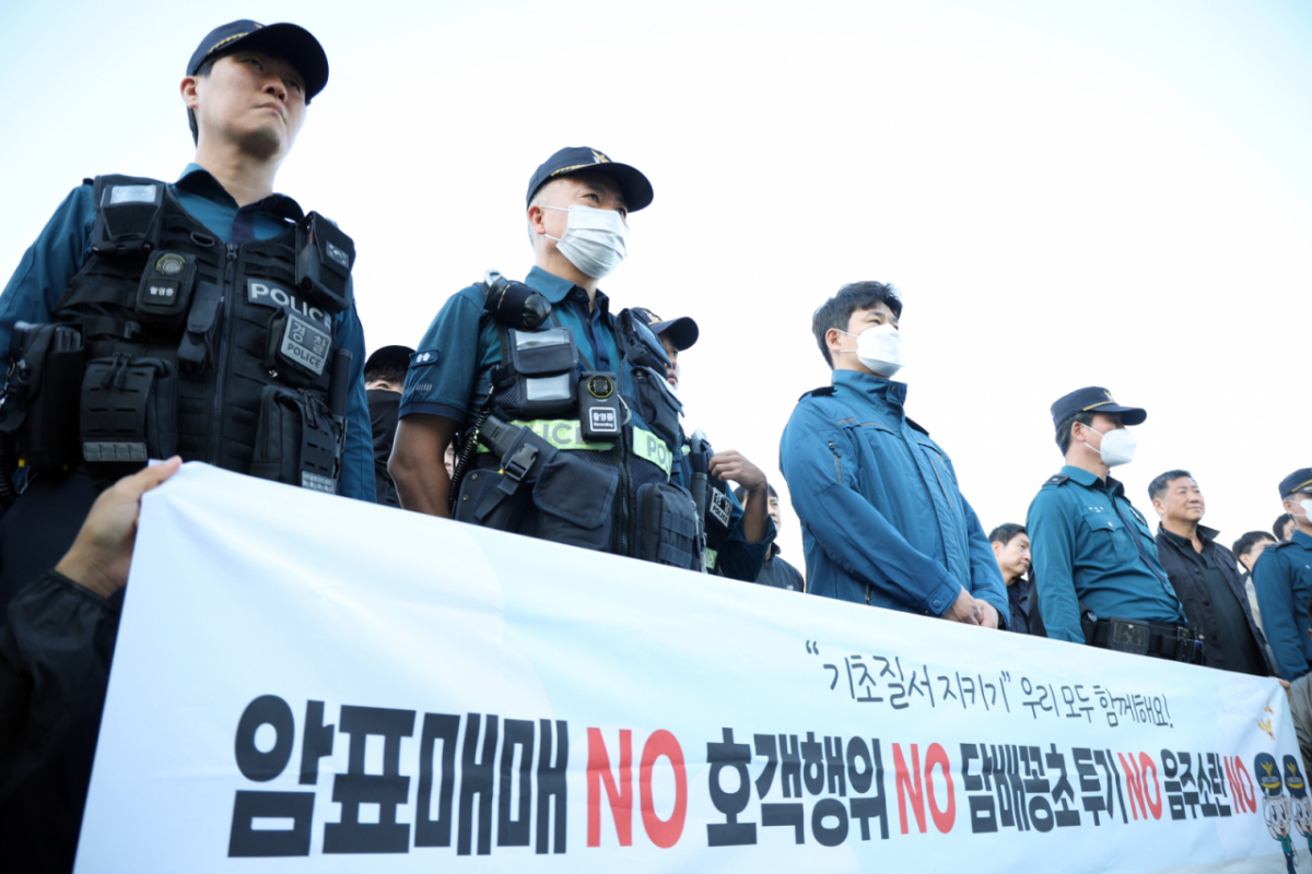 Police Deploy for KBO Postseason Scalping Crackdown