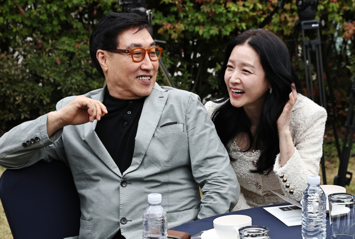 배우 이영애가 남편 정호영씨와 함께 공식 행사에 모습을 드러냈다. 사진은 15일 열린 제16회 아름다운예술인상 시상식에 참석한 배우 이영애 정호영 부부. /사진=뉴스1