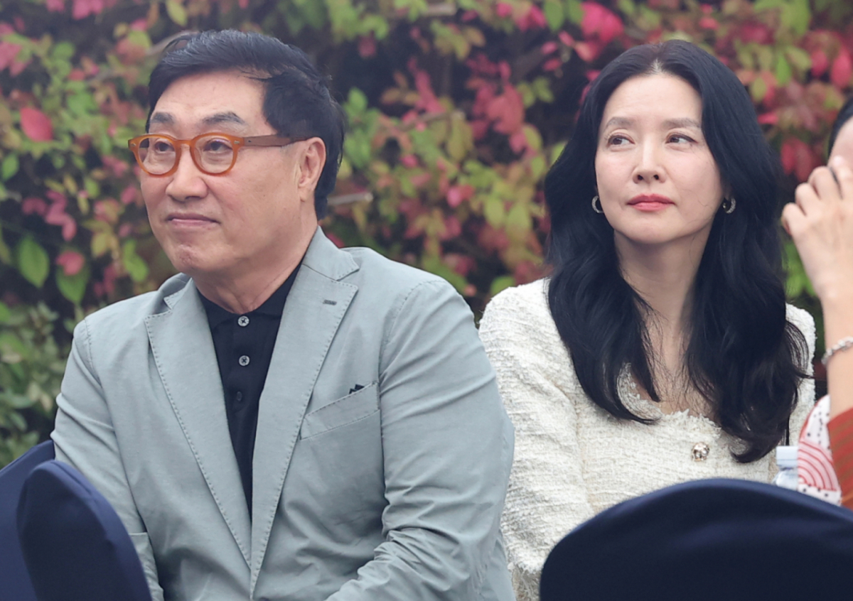배우 이영애가 남편 정호영씨와 함께 공식 행사에 모습을 드러냈다. 사진은 15일 열린 제16회 아름다운예술인상 시상식에 참석한 배우 이영애 정호영 부부. /사진=뉴스1