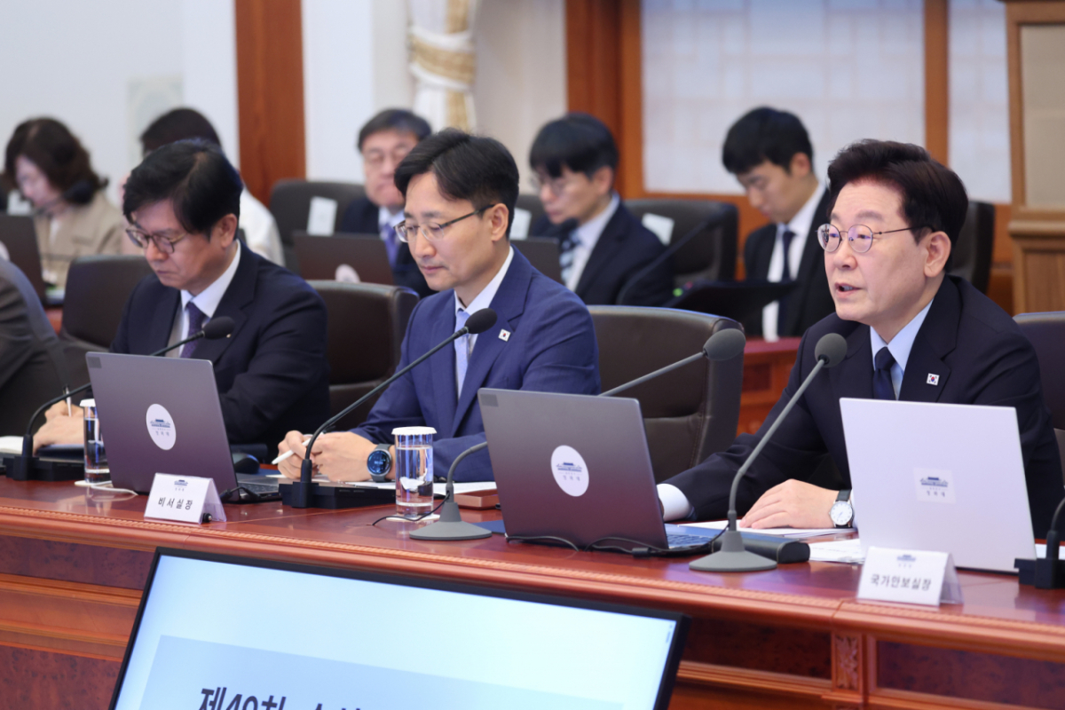 이재명 대통령이 15일 청와대에서 열린 수석보좌관회의에서 발언하고 있다. 가운데는 임광현 신임 비서실장. /사진=뉴스1