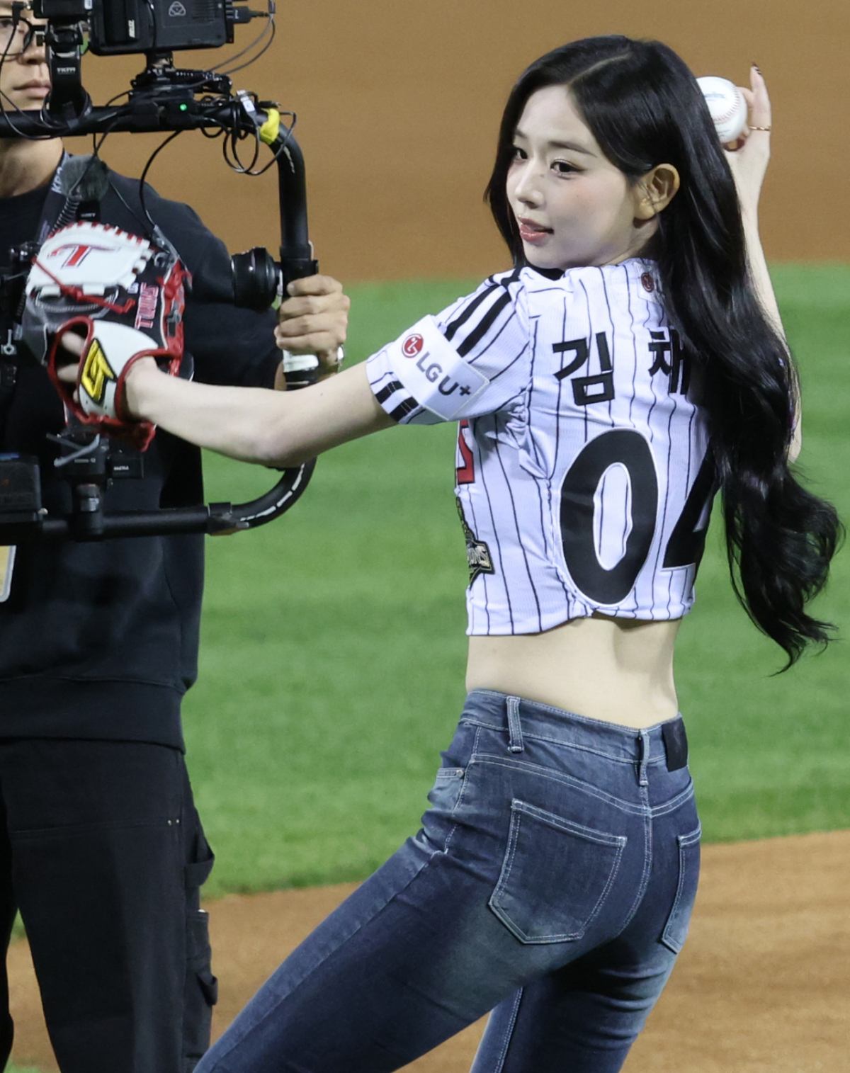 2026 신한 SOL KBO리그 와일드카드(WC) 결정전 LG 대 두산전이 14일 서울 잠실야구장에서 열렸다.  트리플에스(tripleS)멤버 김채연이 LG 승리 기원 시구를 하고 있다. /사진=김진경 대기자