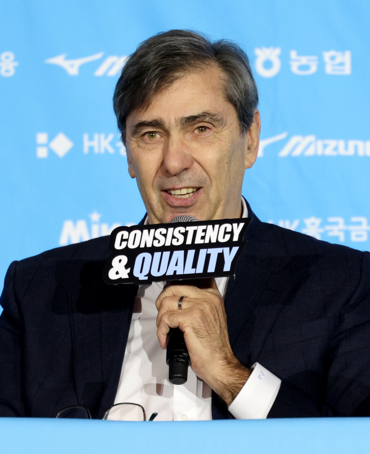 2026~2027시즌 프로배구 남자부 미디어데이가 8일서울 강남구 호텔리베라 청담에서 열렸다. 필립 블랑 현대캐피탈 감독이 출사표를 밝히고 있다. /사진=김진경 대기자