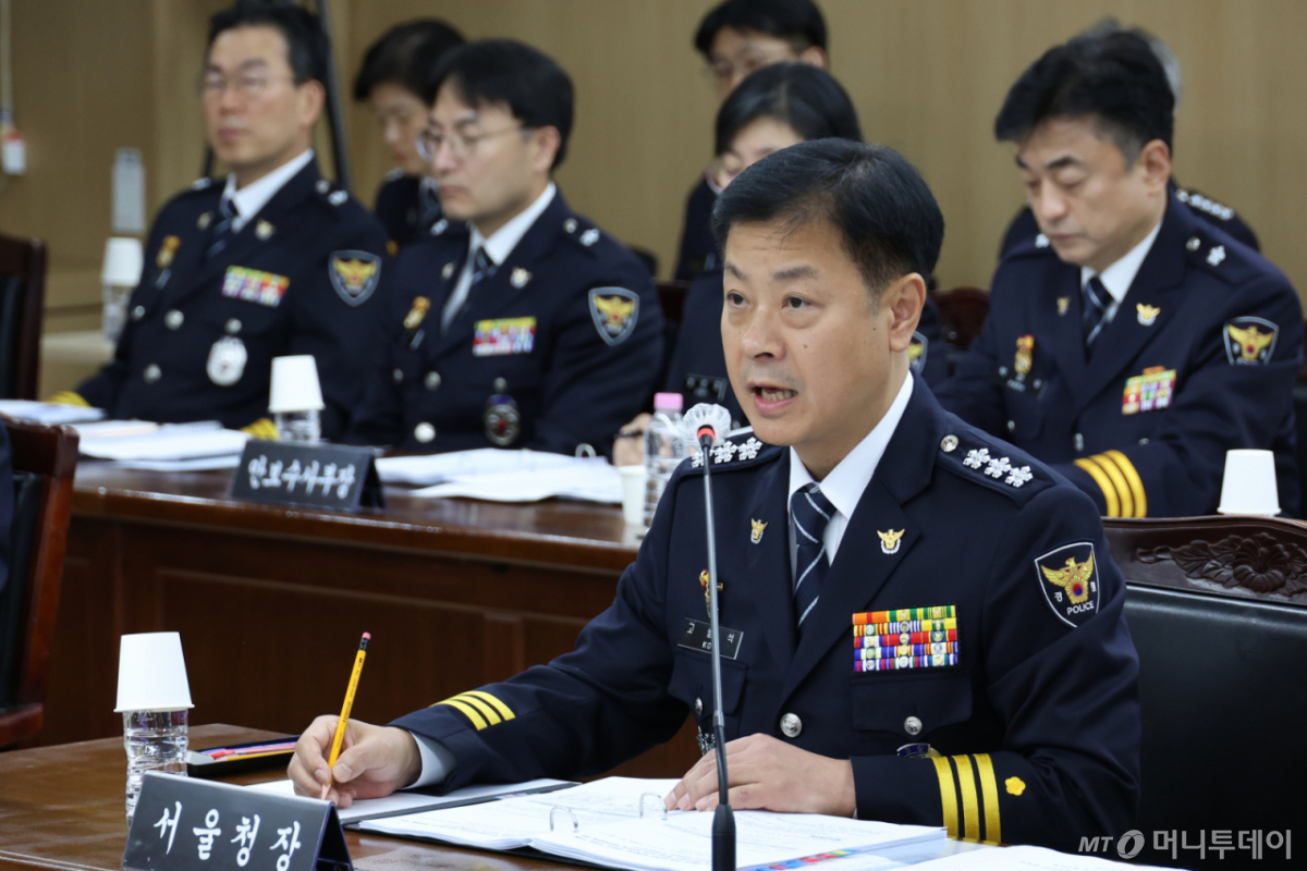 고범석 서울특별시경찰청장이 15일 서울특별시경찰청에서 열린 국회 행정안전위원회의 국정감사에서 의원 질의에 답하고 있다. /사진=뉴시스