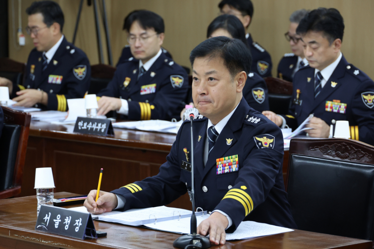 고범석 서울특별시경찰청장이 15일 서울특별시경찰청에서 열린 국회 행정안전위원회의 국정감사에서 의원 질의를 듣고 있다./사진=뉴시스