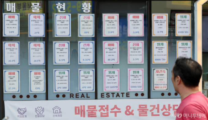(서울=뉴스1) 박세연 기자 = 13일 서울 동대문구의 한 부동산중개업소에 아파트 매매와 전세 등 매물 안내문이 붙여있다. 정부의 10·15 부동산 대책 발표 이후 약 1년간 서울 아파트값이 10% 넘게 오른 것으로 나타났다. 강남권보다 성북·서대문·동대문구 등 상대적으로 가격 부담이 낮은 지역의 상승세가 두드러졌다. 이날 한국부동산원에 따르면 10월 첫째 주(5일 기준) 서울 아파트 매매가격은 10·15 대책 발표 직후인 지난해 10월 셋째 주보다 10.41% 상승했다. 전셋값 역시 오름세다. 한국부동산원에 따르면 10월 첫째 주 서울 아파트 전세가격은 지난해 10월 셋째 주보다 9.96% 올랐다. 2026.10.13/뉴스1 Copyright (C) 뉴스1. All rights reserved. 무단 전재 및 재배포, AI학습 이용 금지. /사진=(서울=뉴스1) 박세연 기자