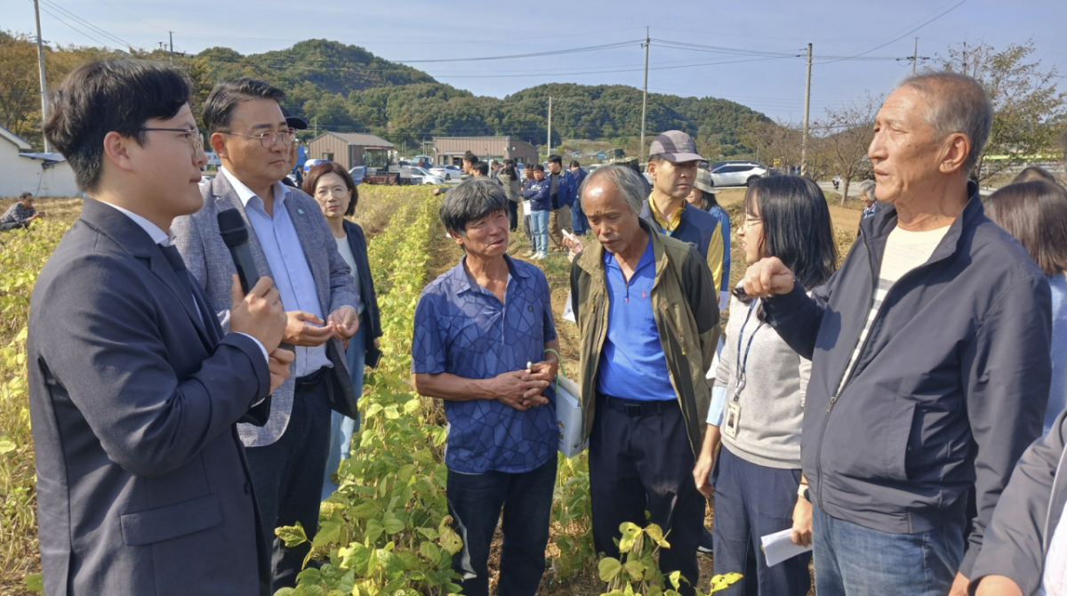 김병석 국립식량과학원장(왼족에서 두번째)이 충남 공주시 태봉동 팥 재배 현장을 찾아 농민들의 의견을 청취하고 있다./사진제공=농촌진흥청