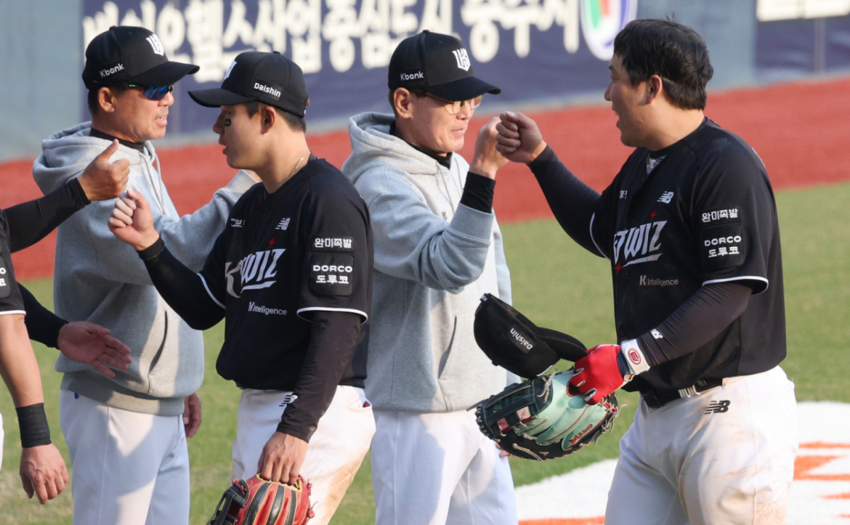 2026 신한 SOL Bank KBO리그 LG 트윈스 대 KT 위즈 경기가 29일 서울 잠실야구장에서 열렸다. 김현수를 비롯한 KT 선수들이 LG에 6-5로 역전승 한 후 이강철 감독과 하이파이브하고 있다. /사진=김진경 kim.jinkyung@