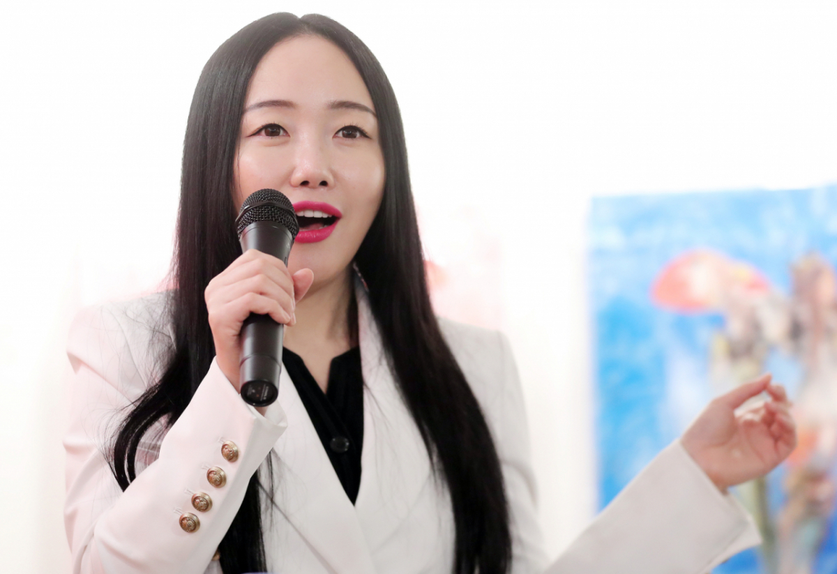 팝아티스트 낸시랭이 19일 오후 서울 마포구 합정동 진산갤러리에서 진행된 '스칼렛 페어리' 전시회 기자간담회에 참석해 소감을 말하고 있다./사진=머니투데이DB.