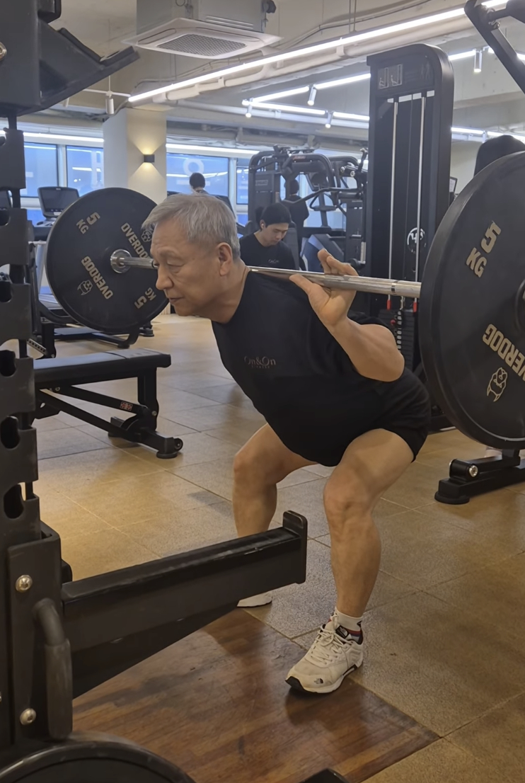 운동 자세가 잘못됐다며 누리꾼들의 훈수를 받던 60대 남성이 한국신기록을 16차례나 세운 이명수 전 역도 국가대표로 밝혀져 화제다./사진=이명수 SNS 인스타그램 화면 갈무리.