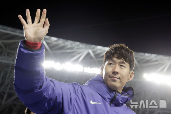 손흥민이 지난 6일 경기 용인미르스타디움에서 열린 하나은행 초청 축구 국가대표팀 친선경기 한국과 우즈베키스탄의 경기 후 팬들에게 인사하고 있다. /사진=뉴시스