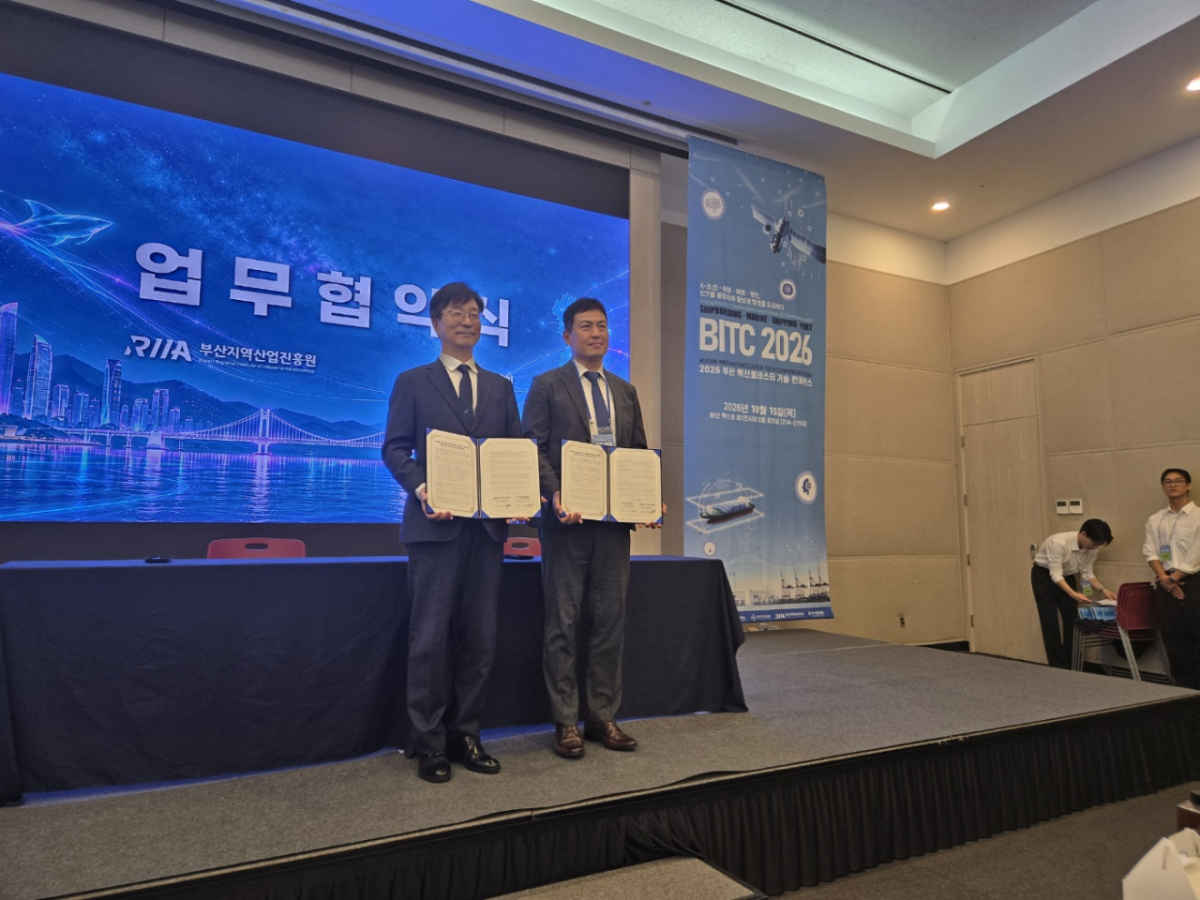 김세현 한국해운협회 부산본부 본부장(왼쪽)과 이재만 부산지역산업진흥원 원장이 협약식에서 기념촬영을 했다./사진=한국해운협회