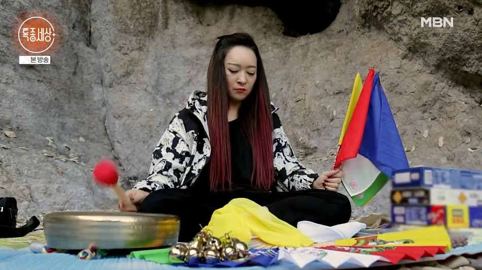 Singer Hwang Chan-hee confessed that she became a shaman after suffering from spiritual affliction for 10 years. /Photo=MBN 'Special Report World' broadcast screen