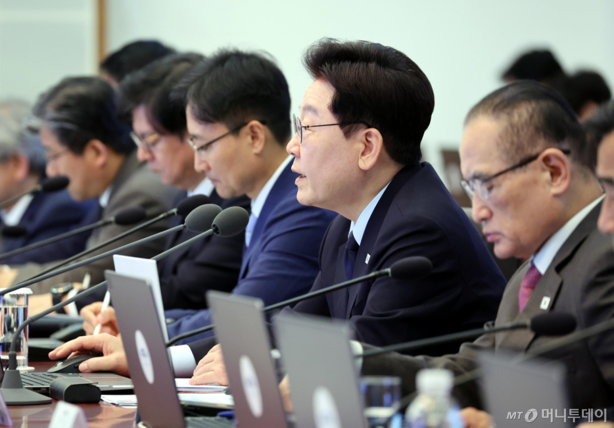 [서울=뉴시스] 조성봉 기자= 이재명 대통령이 15일 청와대에서 열린 수석보좌관회의에서 발언하고 있다.  (청와대통신사진기자단) 2026.10.15. suncho21@newsis.com /사진=