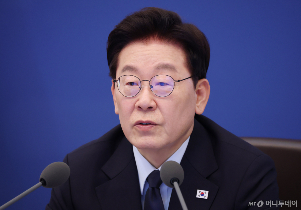 (서울=뉴스1) 이재명 기자 = 이재명 대통령이 15일 청와대에서 열린 수석보좌관회의에서 발언을 하고 있다. 이 자리에서 이 대통령은 장모 살인사건 등 관계성 범죄와 무차별 흉기난동 사건이 잇따르는 것과 관련, "전쟁을 선포한다는 각오로 특단의 대책을 조속하게 수립해야 되겠다"고 지시했다. 2026.10.15/뉴스1 Copyright © 뉴스1. All rights reserved. 무단 전재 및 재배포, AI학습 이용 금지. /사진=(서울=뉴스1) 이재명 기자