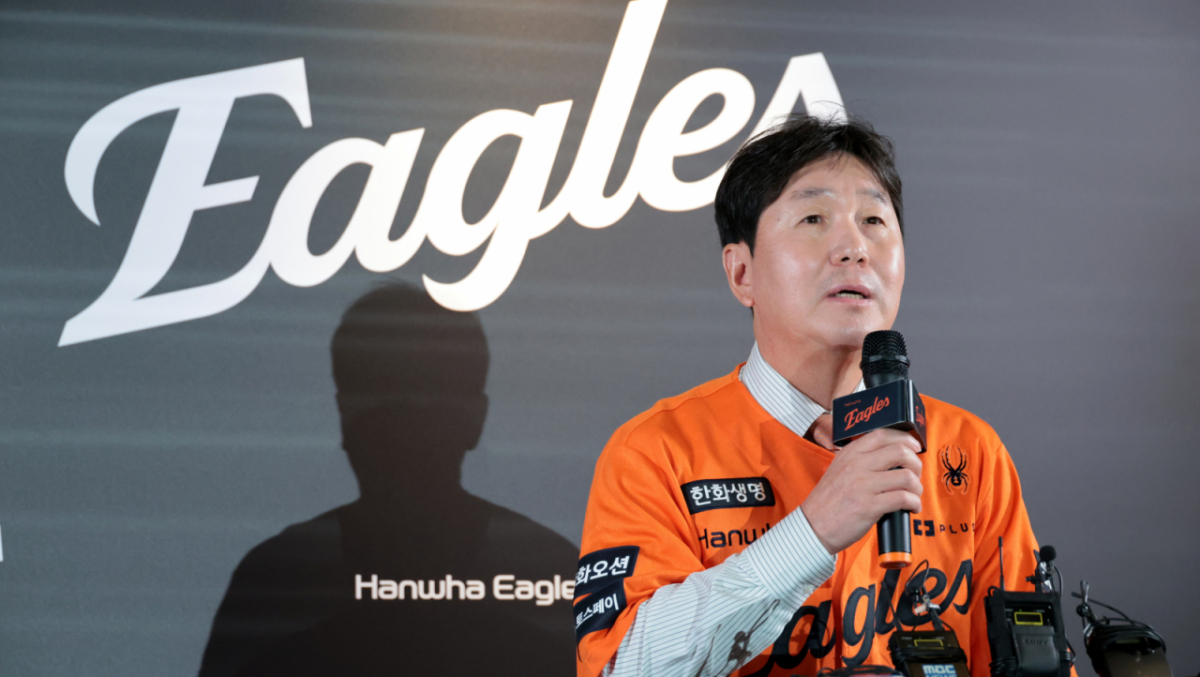 국가대표감독에서 한화이글스 새 수장이 된 류지현 감독이 16일 대전한화생명볼파크에서 열린 취임식에서 첫선을 보이고 있다. 기자들의 질문에 답하는 류지현 감독. /사진=강영조 선임기자
