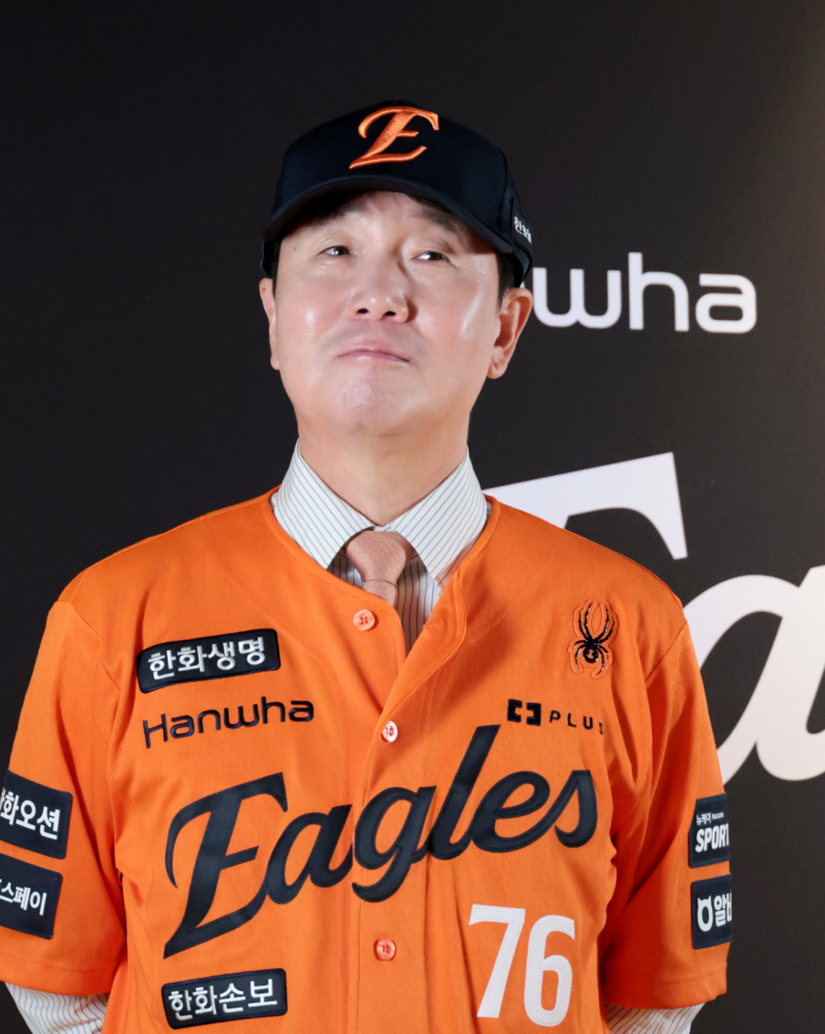 국가대표감독에서 한화이글스 새 수장이 된 류지현 감독이 16일 대전한화생명볼파크에서 열린 취임식을 마친 뒤 기념촬영을 하고 있다. /사진=강영조 선임기자