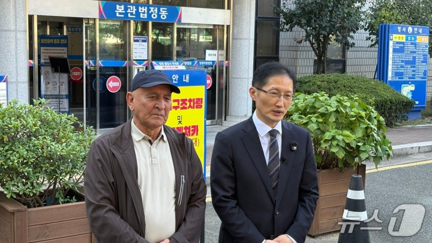 박준영 변호사(오른쪽)와 아크말씨 부친 보조로브 아슬람씨가 지난 15일 창원지법 법정동 앞에서 아크말씨 재심 결정과 관련한 취재진의 질문에 답하고 있다. /사진=뉴스1