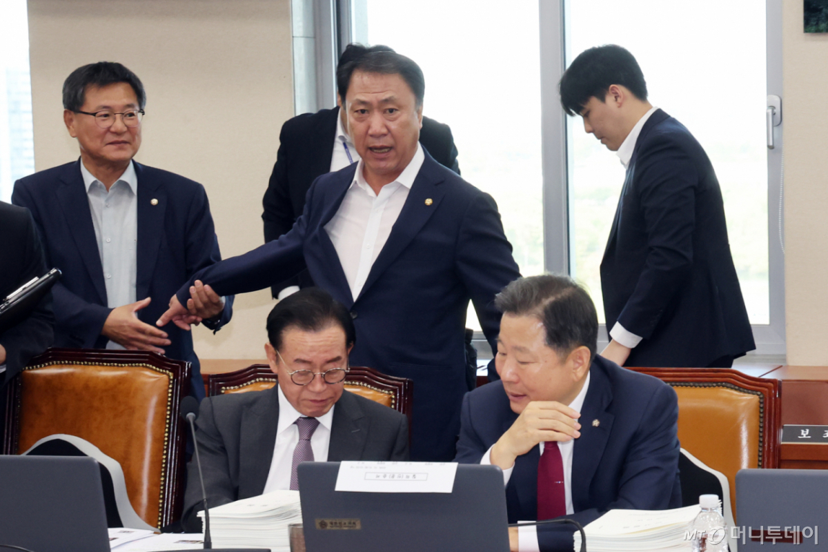 (서울=뉴스1) 황기선 기자 = 김위상 국민의힘 기후환노위 의원이 15일 서울 여의도 국회 기후에너지환경노동위원회에서 열린 중앙환경분쟁조정피해구제위원회 등에 대한 국정감사에서 남광우 한국환경산업기술원장의 발언 등에 항의하며 퇴장하고 있다. 2026.10.15/뉴스1 Copyright © 뉴스1. All rights reserved. 무단 전재 및 재배포, AI학습 이용 금지. /사진=(서울=뉴스1) 황기선 기자