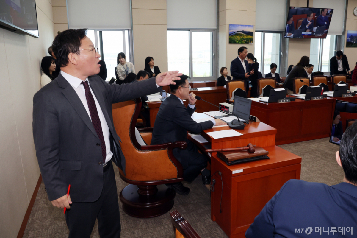 (서울=뉴스1) 황기선 기자 = 국민의힘 김형동 기후환노위 간사와 소속 의원들이 15일 서울 여의도 국회 기후에너지환경노동위원회에서 열린 중앙환경분쟁조정피해구제위원회 등에 대한 국정감사에서 남광우 한국환경산업기술원장의 발언 등에 항의하며 퇴장하고 있다. 2026.10.15/뉴스1 Copyright © 뉴스1. All rights reserved. 무단 전재 및 재배포, AI학습 이용 금지. /사진=(서울=뉴스1) 황기선 기자