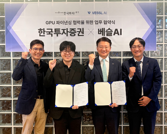 지난 15일 서울 강남구 베슬AI 사옥에서 열린 업무 협약식에서 한국투자증권과 베슬AI 관계자들이 기념 사진을 촬영하고 있다. (사진 왼쪽부터) 임은천 베슬AI CFO와 안재만 대표, 방창진 한국투자증권 PF그룹장과 안성진 프로젝트금융담당/사진=한국투자증권