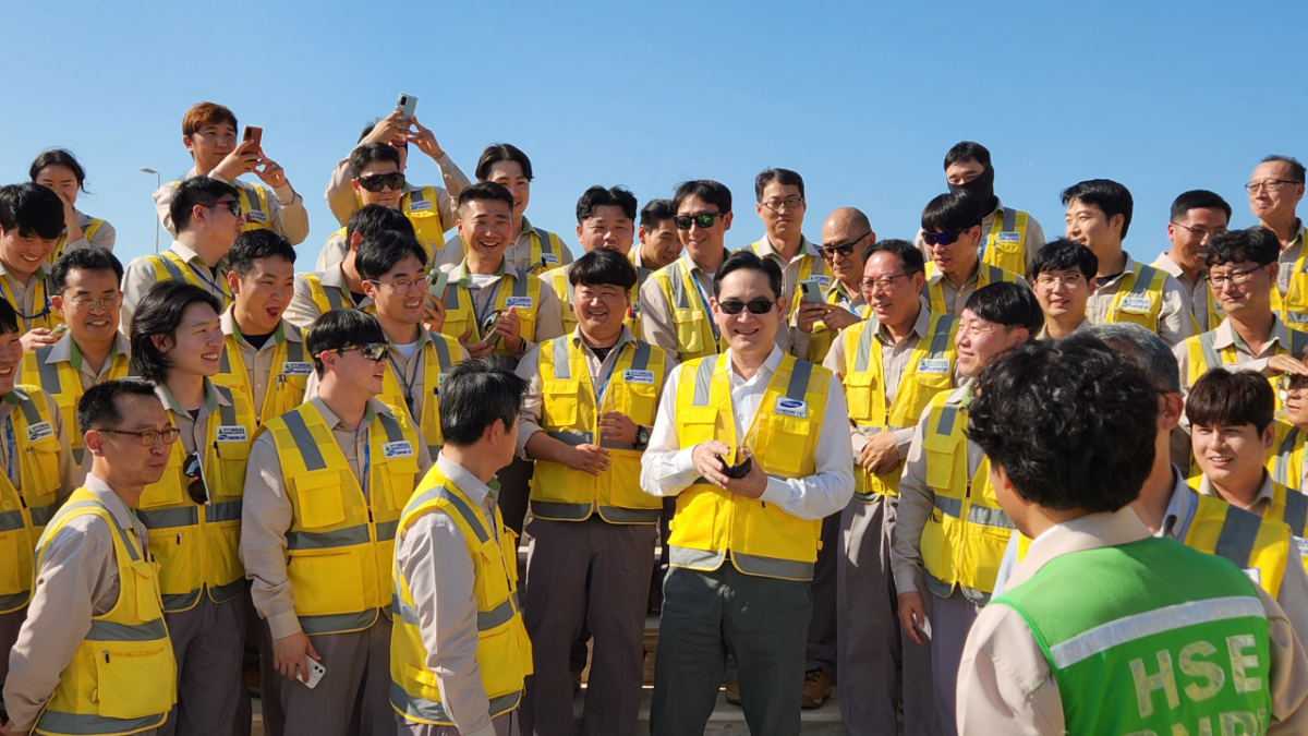 2022년 12월 6일(현지 시각) 아랍에미리트(UAE)에 위치한 바라카 원자력 발전소 건설 현장에 방문한 이재용 삼성전자 회장이 건설 현장을 둘러보고 임직원들을 격려하고 있다./사진 제공=삼성