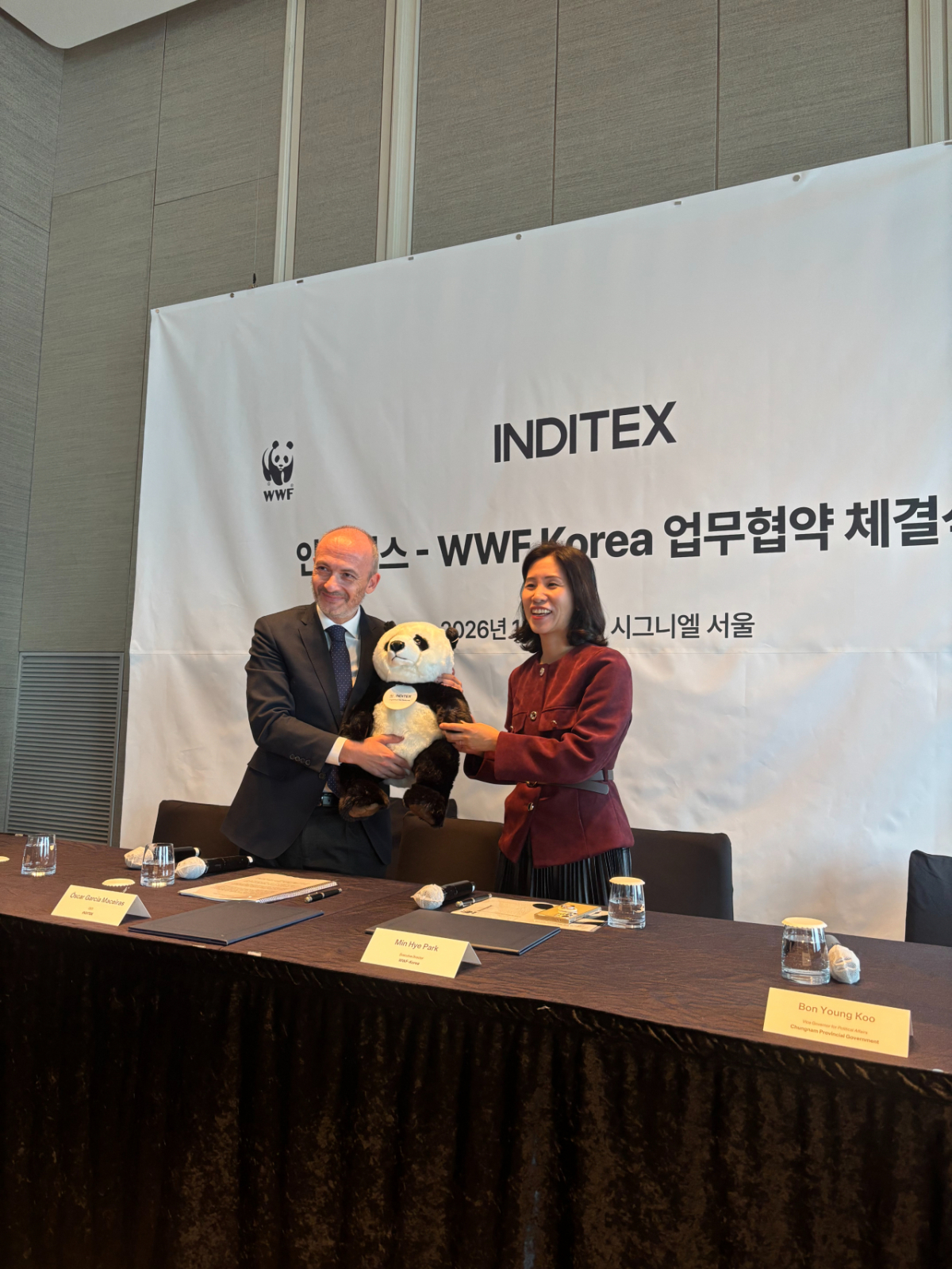 협약서 서명 후 사진 촬영하는 (왼쪽부터) 오스카 가르시아 마세이라스 인디텍스 CEO와 박민혜 한국WWF 사무총장. /사진=하수민기자