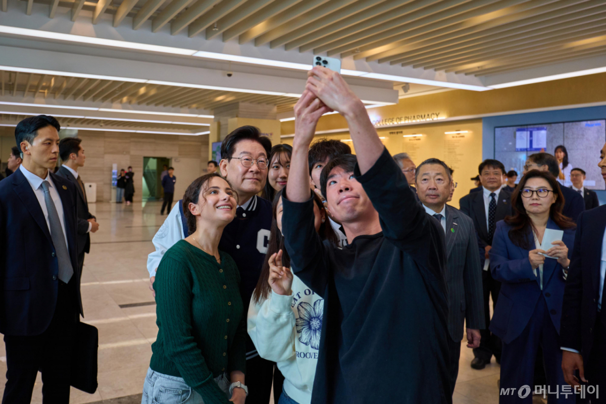 [서울=뉴시스] 이재명 대통령이 16일 서울 동작구 중앙대학교에서 열린 개교 110주년 기념식 참석 후 학생들과 기념촬영 하고 있다. (사진=청와대 제공) 2026.10.16. photo@newsis.com *재판매 및 DB 금지 /사진=류현주