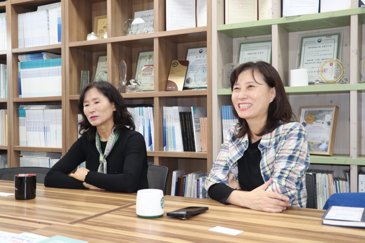 안산의료복지사회적협동조합의 김영림 이사장(왼쪽)과 우세옥 전무이사. /사진제공=행정안전부