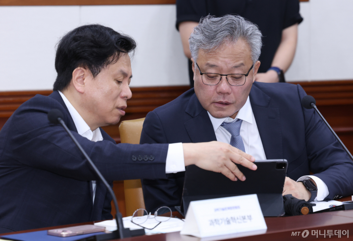 이주한 대통령비서실 과학기술연구비서관(오른쪽)이 지난 7월 서울 종로구 정부서울청사에서 열린 제11회 과학기술관계장관회의에 앞서 박인규(왼쪽) 과학기술정보통신부 과학기술혁신본부장과 대화하고 있다. /사진=뉴시스
