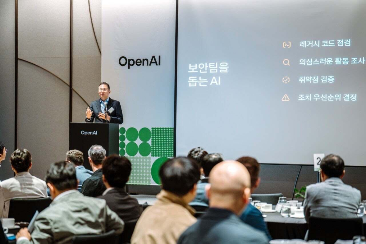 김경훈 오픈AI 코리아 총괄 대표가 16일 열린 '오픈AI 사이버 CXO 라운드테이블'에서 AI를 활용한 기업의 사이버 보안 역량 강화 방안에 대해 발표하고 있다./사진제공=오픈AI