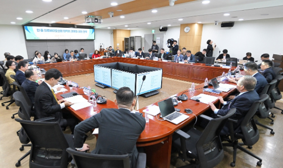 A view of a discussion on challenges facing South Korea-China cooperation in the medical and bio industries at the National Assembly Members' Office Building in Seoul on Thursday