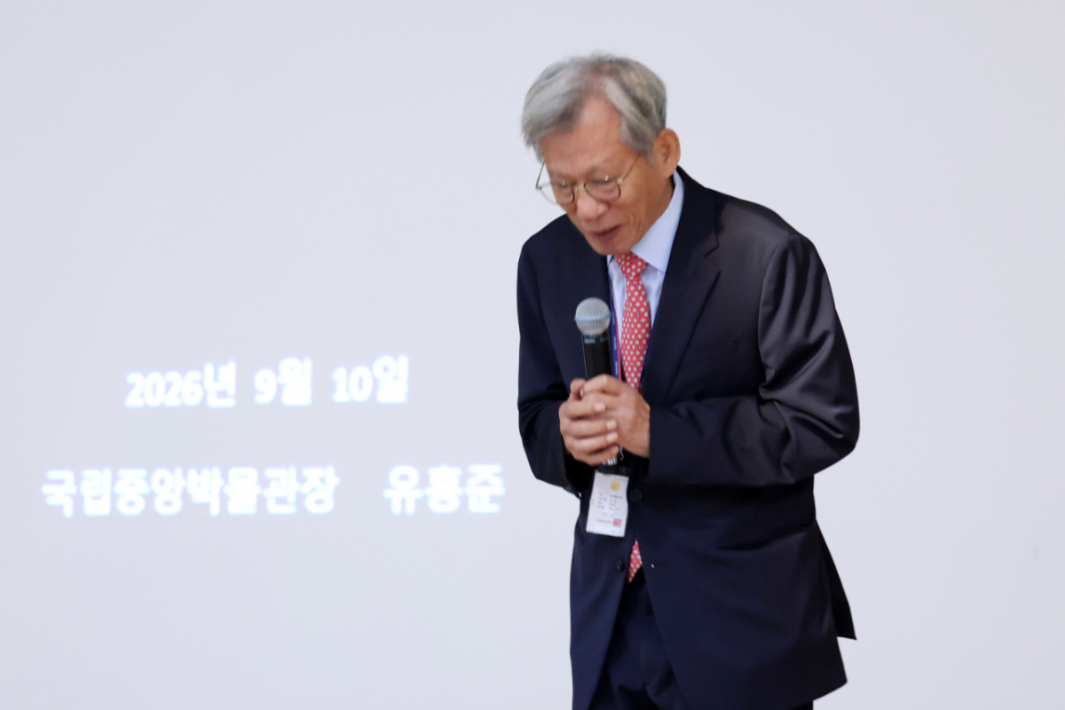 국립중앙박물관(국중박) 특별전에 독립운동가 박원근의 작품으로 소개됐다가 친일반민족행위자 박중양의 작품으로 밝혀진 서예 작품이 유홍준 국립중앙박물관장의 개인 소장품이었던 것으로 확인됐다. 사진은 유홍준 국립중앙박물관 관장이 지난 9월 10일 서울 용산구 국립중앙박물관 대강당에서 열린 특별 강연에 앞서 특별전 '우리들의 밥상' 전시품의 검증 미흡에 대해 사과하는 모습. /사진=뉴시스