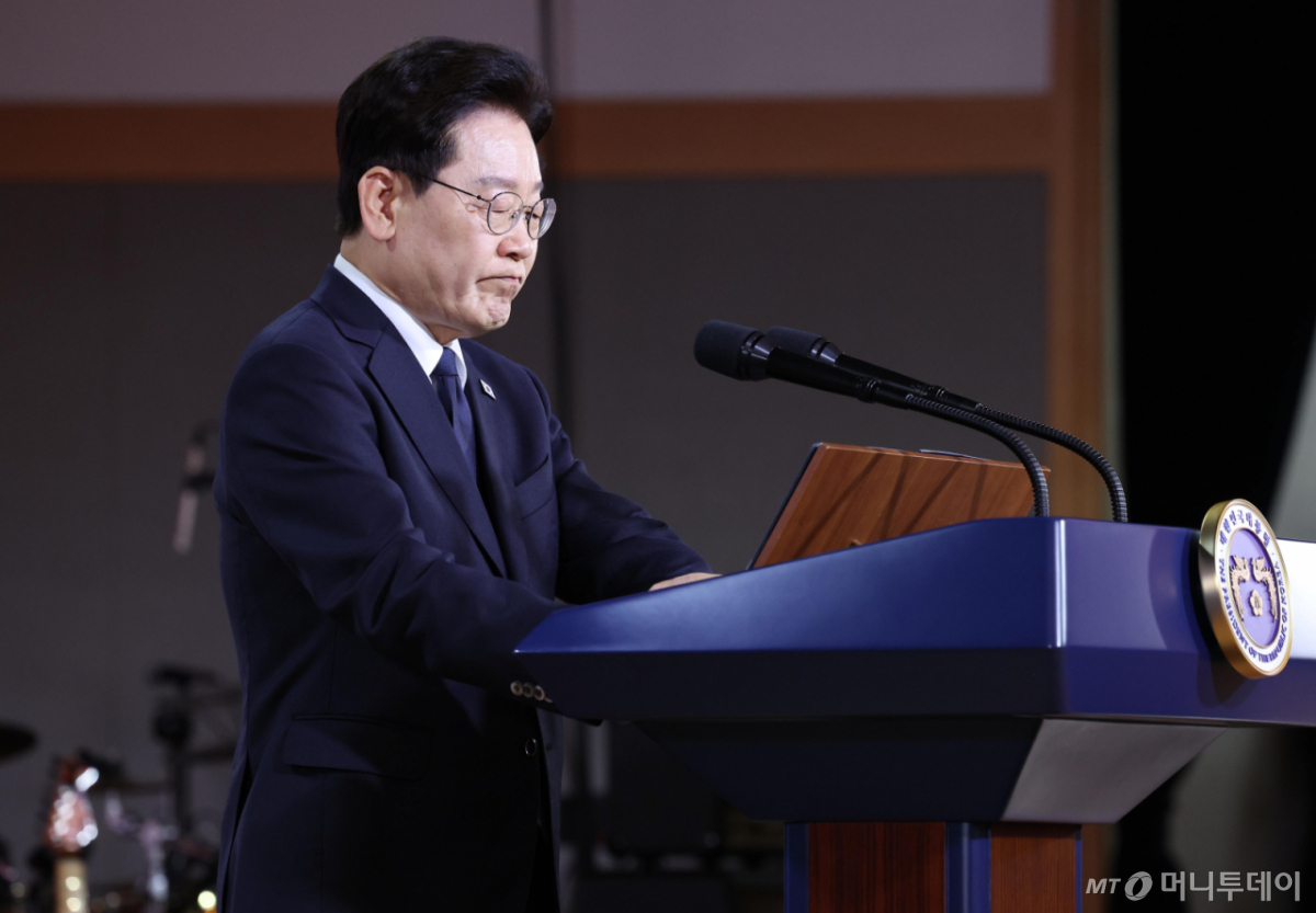 (부산=뉴스1) = 이재명 대통령이 16일 부산에서 열린 제47주년 부마민주항쟁 기념식에서 기념사를 하고 있다. (청와대통신사진기자단) 2026.10.18/뉴스1 Copyright © 뉴스1. All rights reserved. 무단 전재 및 재배포, AI학습 이용 금지. /사진=(부산=뉴스1)