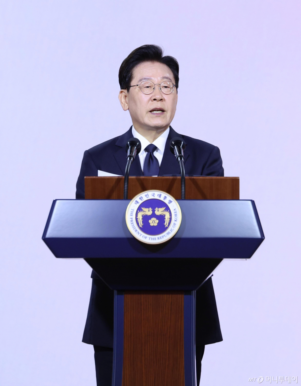 (부산=뉴스1) = 이재명 대통령이 16일 부산에서 열린 제47주년 부마민주항쟁 기념식에서 기념사를 하고 있다. (청와대통신사진기자단) 2026.10.18/뉴스1 Copyright © 뉴스1. All rights reserved. 무단 전재 및 재배포, AI학습 이용 금지. /사진=(부산=뉴스1)