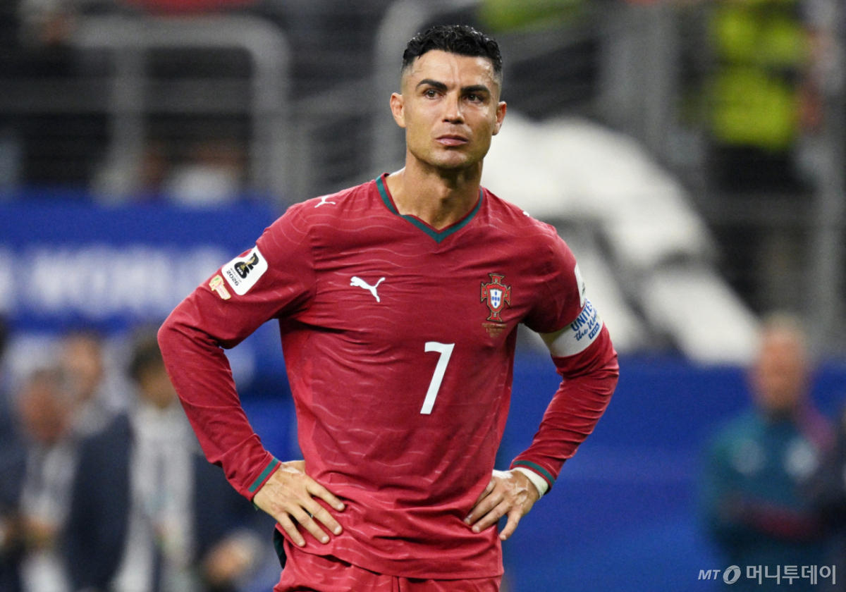 (로이터=뉴스1) = 6일(현지시간) 미국 텍사스주 달라스 스타디움에서 열린 2026 FIFA 북중미 월드컵 포르투갈과 스페인의 경기에서 포르투갈의 크리스티아누 호날두가 패배 후 아쉬워하고 있다. ⓒ 로이터=뉴스1 Copyright © 뉴스1. All rights reserved. 무단 전재 및 재배포, AI학습 이용 금지. /사진=(로이터=뉴스1)