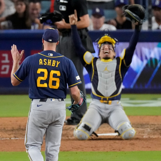 밀워키 마무리 투수 애런 애쉬비(왼쪽)와 윌리엄 콘트레라스가 2026 NLCS 우승 직후 기뻐했다. /사진=밀워키 브루어스 구단 공식 SNS 갈무리