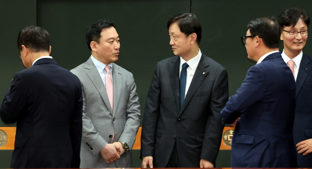 이찬진 금융감독원장이 지난달 29일 오후 서울 여의도 금융투자협회 대회의실에서 열린 금융감독원-증권사 CEO 간담회에서 김성환 한국투자증권 대표이사와 이야기를 나누고 있다. /사진=뉴시스