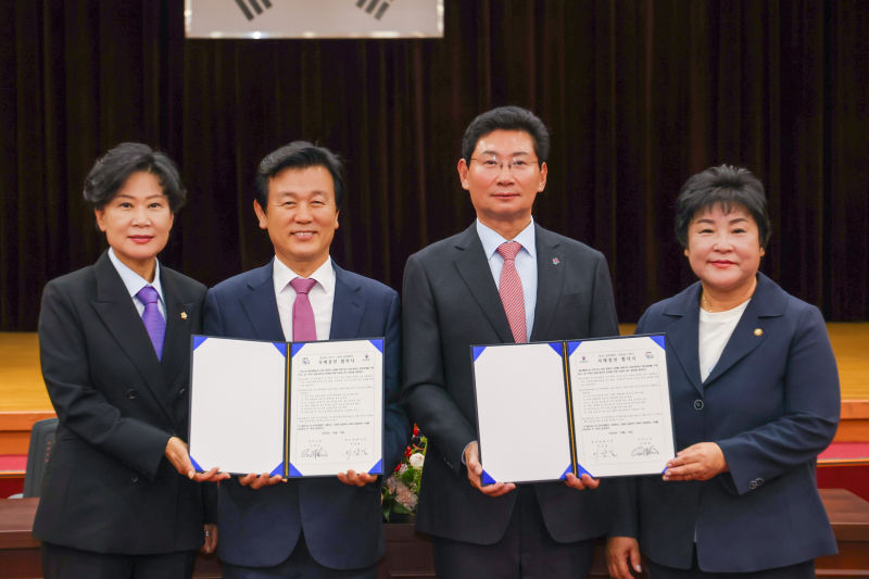 16일 진주시청에서 이상일 시장(오른쪽 두 번째)이 장정순 시의장(오른쪽), 조규일 진주시장(왼쪽 두 번째), 박미경 진주시의장과 협약서를 들고 기념사진을 찍고 있다./사진제공=용인시